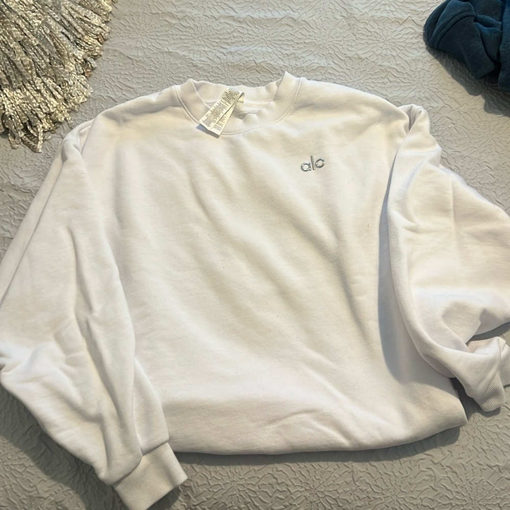 Alo Accolade Crew Neck Pullover- white